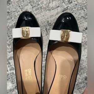 Ferragamo Vera size 9